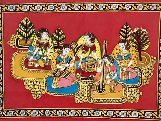 Femmes musique fond rouge F6 (100x68) - Kalamkari